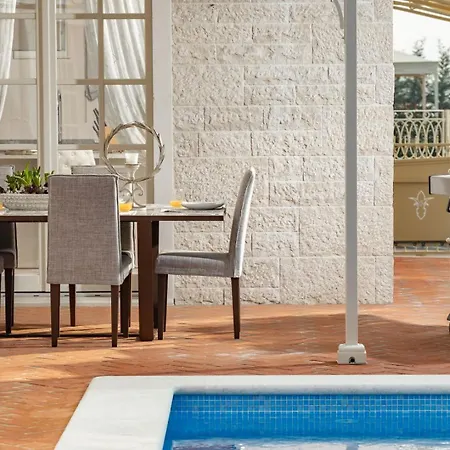 Rustic Fiordaliso With Pool In Porec 빌라